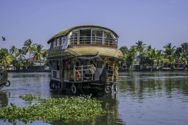 Kerala 'daki yüzen ev Alleppey Hindistan' daki kanallardan geçiyor.