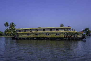 Kerala 'daki yüzen ev Alleppey Hindistan' daki kanallardan geçiyor.