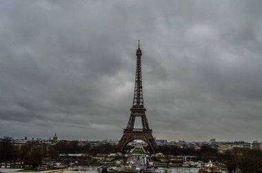 Paris 'teki eski ve ünlü Eyfel Kulesi Fransa Avrupa
