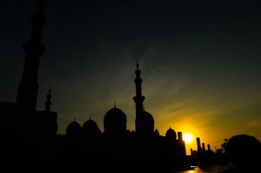 Birleşik Arap Emirlikleri 'ndeki Abu Dabi' deki büyük ve görkemli Şeyh Zayed camii.