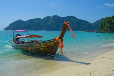Tayland 'ın Krabi eyaletinde deniz manzaralı uzun kuyruklu bir tekne.