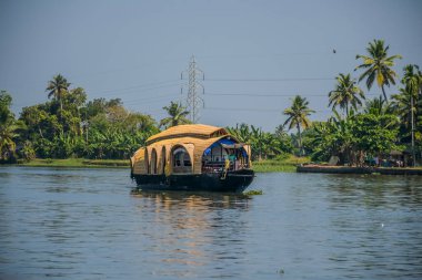 Kerala 'daki yüzen ev Alleppey Hindistan' daki kanallardan geçiyor.