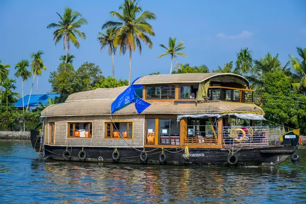 Kerala 'daki yüzen ev Alleppey Hindistan' daki kanallardan geçiyor.