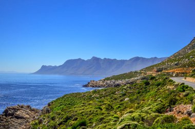 Robberg yakınlarındaki Cape Town dağ manzarası ve Pringle körfezi ve Atlantik Okyanusu