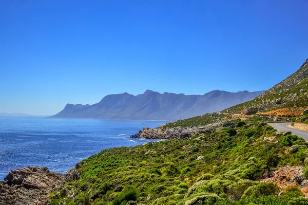 Robberg yakınlarındaki Cape Town dağ manzarası ve Pringle körfezi ve Atlantik Okyanusu