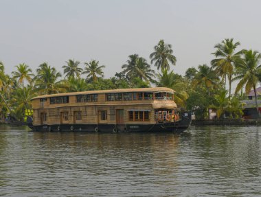 Kerala 'daki tekne Alappuzha Hindistan' daki kanallardan geçiyor.