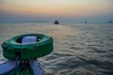 Hindistan 'ın Mumbai Geçidi' nden Fil Mağaraları 'na tekne gezisi sırasında Arap denizinde güzel bir deniz manzarası.