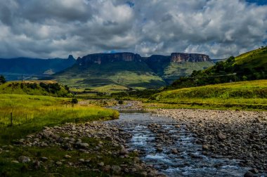 Bulutlu bir günde Drakensberg Dağları 'nın Kraliyet amfi tiyatrosu