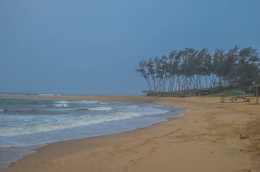 Sodwana körfezi el değmemiş plajı yaz boyunca bir lagünün ve Isimangaliso sulak alanlarının yakınında.