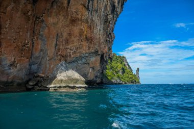 Krabi Tayland 'da turkuaz yeşil suyu olan Phi phi adası