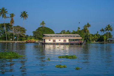 Kerala 'daki yüzen ev Alleppey Hindistan' daki kanallardan geçiyor.