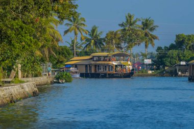 Kerala 'daki yüzen ev Alleppey Hindistan' daki kanallardan geçiyor.