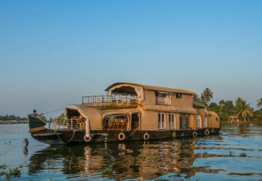 Kerala 'daki tekne Alappuzha Hindistan' daki kanallardan geçiyor.