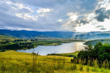 Maloti Drakensberg dağları ve KZN 'deki çan parkı barajı üzerindeki güneş ve güneş ışınları