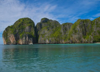 Tayland 'daki Phi phi adalarında turkuvaz suyu ile Maya Körfezi