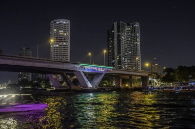 Aydınlatılmış gökdelen binası ve geceleri Chao Phraya yakınlarındaki Bangkok 'un ufuk çizgisi
