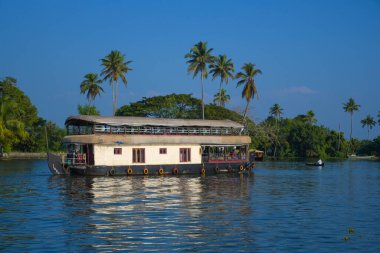 Kerala 'daki yüzen ev Alleppey Hindistan' daki kanallardan geçiyor.