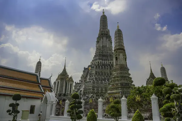 Wat Arun Ratchawararam Bangkok Tayland 'da bir Budist Hindu tapınağı.