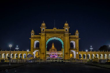 Mysore Sarayı gece ışıklarıyla aydınlandı Karnataka.