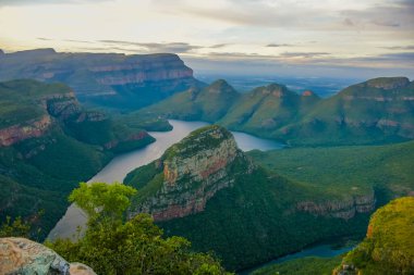 Blyde Nehri Kanyonu. Üç Rondavels tepesi, Güney Afrika 'da Blyde Nehri' nin kanyonu.