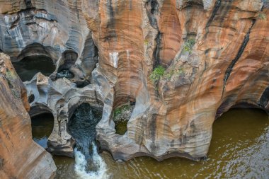 Bourke 'un Graskop, Mpumalanga' daki Şans Çukuru. Su erozyonunun oluşturduğu jeolojik çekim.