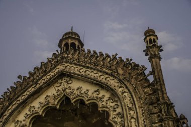 Rumi Darwaza aynı zamanda Türk kapısı olarak da bilinir. Lucknow, Hindistan 'da antik bir Awadhi mimari kalesidir.