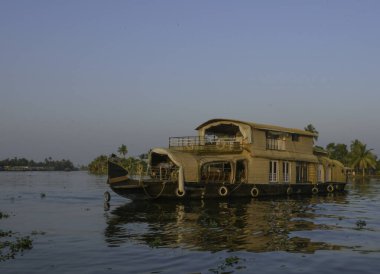 Kerala 'daki tekne Alappuzha Hindistan' daki kanallardan geçiyor.