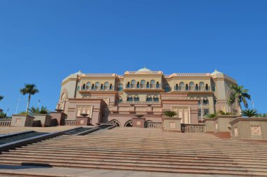Majestic ve Palatial plajı. Abu Dabi BAE 'deki Emirates Sarayı olarak bilinen beş yıldızlı otelin önünde.