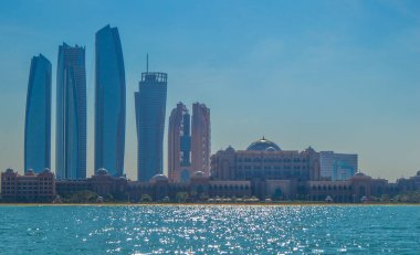 Abu Dabi Birleşik Arap Emirlikleri 'nin başkenti Corniche sahilinde bir tekneden alınan siluet.