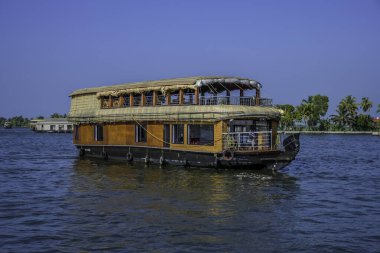 Kerala 'nın alappuzha ya da Alleppey' deki yüzen ev turu Hindistan 'ın en gözde turizm merkezlerinden biridir.