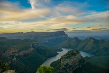 Blyde Nehri Kanyonu. Üç Rondavels tepesi, Güney Afrika 'da Blyde Nehri' nin kanyonu.