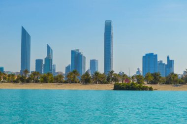 Abu Dabi Birleşik Arap Emirlikleri 'nin başkenti Corniche sahilinde bir tekneden alınan siluet.