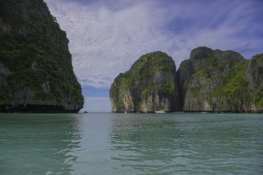 Tayland 'daki Phi phi adalarında turkuvaz suyu ile Maya Körfezi
