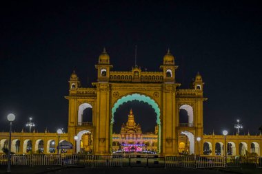 Mysore Sarayı gece ışıklarıyla aydınlandı Karnataka.