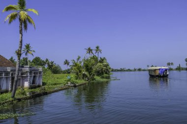 Kerala 'daki yüzen ev Alleppey Hindistan' daki kanallardan geçiyor.