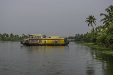 Kerala 'daki tekne Alappuzha Hindistan' daki kanallardan geçiyor.