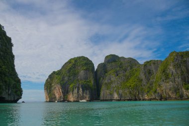 Tayland 'daki Phi phi adalarında turkuvaz suyu ile Maya Körfezi