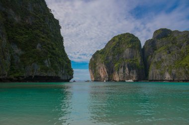 Tayland 'daki Phi phi adalarında turkuvaz suyu ile Maya Körfezi