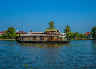Kerala 'nın alappuzha ya da Alleppey' deki yüzen ev turu Hindistan 'ın en gözde turizm merkezlerinden biridir.