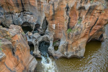 Bourke 'un Graskop, Mpumalanga' daki Şans Çukuru. Su erozyonunun oluşturduğu jeolojik çekim.