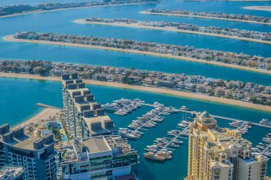 Palm Jumeirah Dubai Birleşik Arap Emirlikleri 'nde yapay ada yapan bir adam.