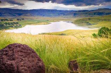 Drakensberg Dağı yamaçları ve Cathkin Tepesi civarındaki çan parkı barajı.