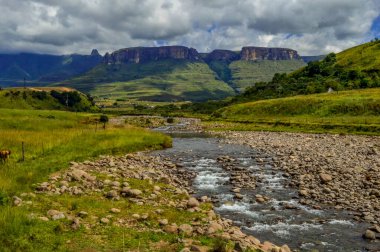 Bulutlu bir günde Drakensberg Dağları 'nın Kraliyet amfi tiyatrosu