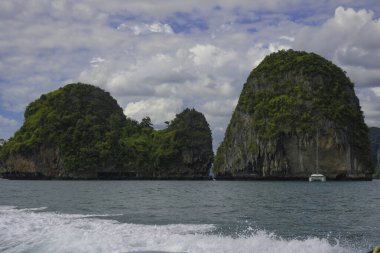 Tayland 'da turkuaz mavi yeşil suyla Krabi deniz manzarası