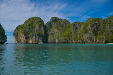 Tayland 'daki Phi phi adalarında turkuvaz suyu ile Maya Körfezi
