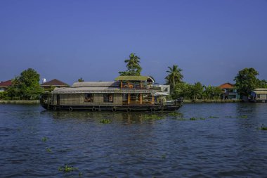 Kerala 'nın alappuzha ya da Alleppey' deki yüzen ev turu Hindistan 'ın en gözde turizm merkezlerinden biridir.