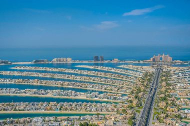 Palm Jumeirah Dubai Birleşik Arap Emirlikleri 'nde yapay ada yapan bir adam.