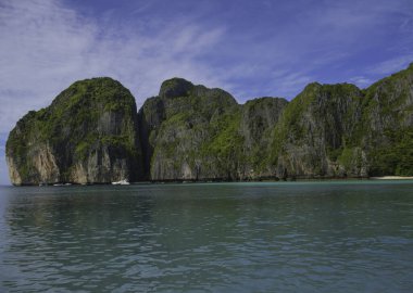 Tayland 'daki Phi phi adalarında turkuvaz suyu ile Maya Körfezi