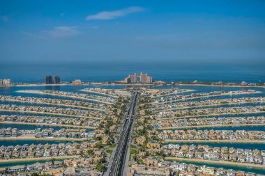 Palm Jumeirah Dubai Birleşik Arap Emirlikleri 'nde yapay ada yapan bir adam.