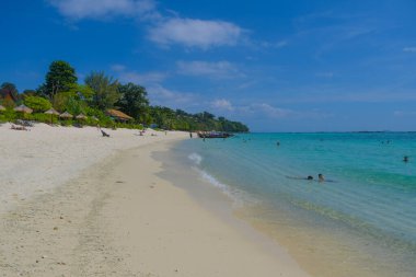 Tayland 'ın Krabi eyaletinde deniz manzaralı uzun kuyruklu bir tekne.